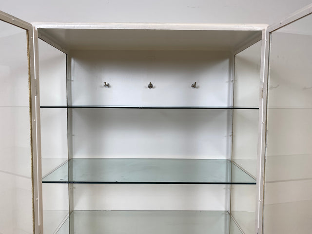 WMK # Formschöner weißer 1930er Jahre Medizinschrank aus Eisen mit Glastüren und Glasböden # Apothekerschrank Arztschrank antike Arztvitrine Glasvitrine Vitrine Industrial Design Display Bauhaus 40er
