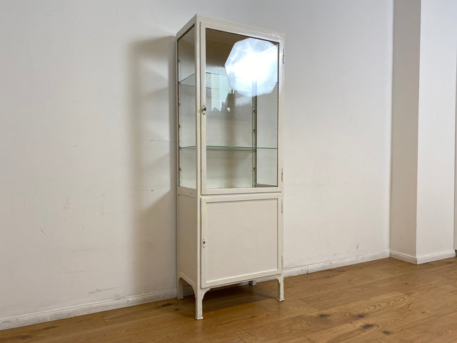 WMK # Formschöner weißer 1930er Jahre Medizinschrank aus Metall mit Glastüren und Glasböden # Arztschrank Apothekerschrank Glasvitrine antike Arztvitrine Vitrine Display Industrial Design Bauhaus 40er