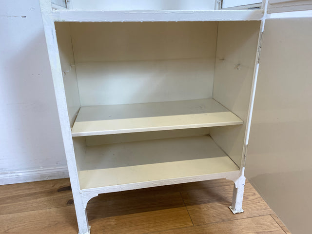 WMK # Formschöner weißer 1930er Jahre Medizinschrank aus Metall mit Glastüren und Glasböden # Arztschrank Apothekerschrank Glasvitrine antike Arztvitrine Vitrine Display Industrial Design Bauhaus 40er