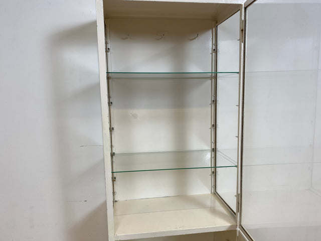 WMK # Formschöner weißer 1930er Jahre Medizinschrank aus Metall mit Glastüren und Glasböden # Arztschrank Apothekerschrank Glasvitrine antike Arztvitrine Vitrine Display Industrial Design Bauhaus 40er