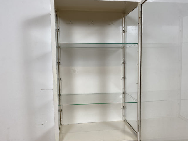 WMK # Formschöner weißer 1930er Jahre Medizinschrank aus Metall mit Glastüren und Glasböden # Arztschrank Apothekerschrank Glasvitrine antike Arztvitrine Vitrine Display Industrial Design Bauhaus 40er
