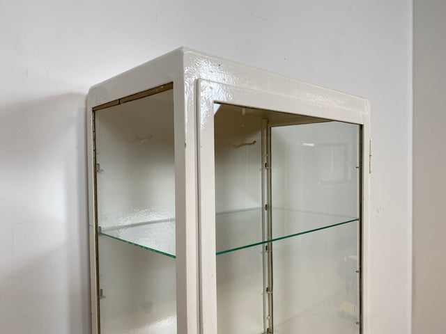WMK # Formschöner weißer 1930er Jahre Medizinschrank aus Metall mit Glastüren und Glasböden # Arztschrank Apothekerschrank Glasvitrine antike Arztvitrine Vitrine Display Industrial Design Bauhaus 40er