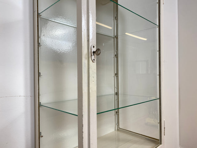 WMK # Formschöner weißer 1930er Jahre Medizinschrank aus Metall mit Glastüren und Glasböden # Arztschrank Apothekerschrank Glasvitrine antike Arztvitrine Vitrine Display Industrial Design Bauhaus 40er