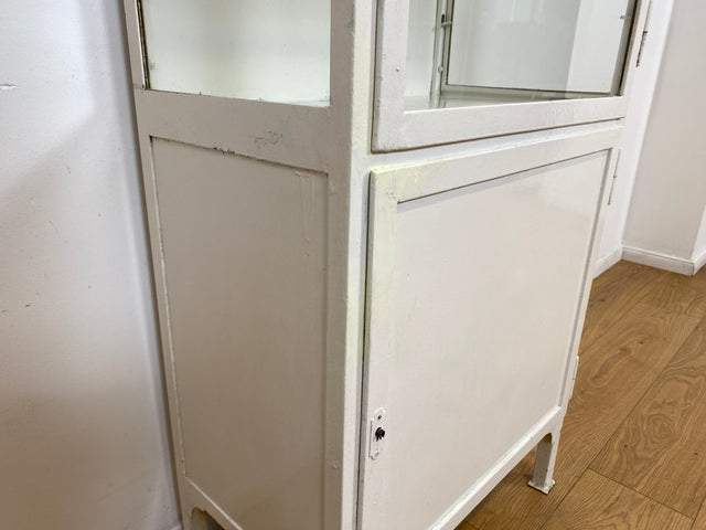 WMK # Formschöner weißer 1930er Jahre Medizinschrank aus Metall mit Glastüren und Glasböden # Arztschrank Apothekerschrank Glasvitrine antike Arztvitrine Vitrine Display Industrial Design Bauhaus 40er