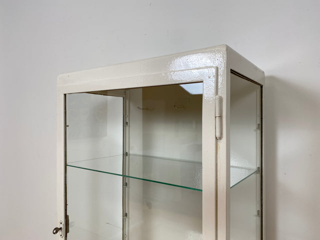 WMK # Formschöner weißer 1930er Jahre Medizinschrank aus Metall mit Glastüren und Glasböden # Arztschrank Apothekerschrank Glasvitrine antike Arztvitrine Vitrine Display Industrial Design Bauhaus 40er