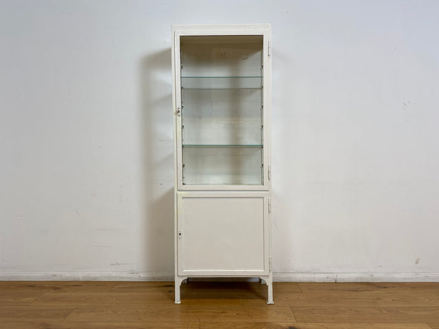 WMK # Formschöner weißer 1930er Jahre Medizinschrank aus Metall mit Glastüren und Glasböden # Arztschrank Apothekerschrank Glasvitrine antike Arztvitrine Vitrine Display Industrial Design Bauhaus 40er