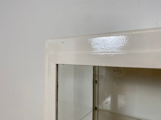 WMK # Formschöner weißer 1930er Jahre Medizinschrank aus Metall mit Glastüren und Glasböden # Arztschrank Apothekerschrank Glasvitrine antike Arztvitrine Vitrine Display Industrial Design Bauhaus 40er
