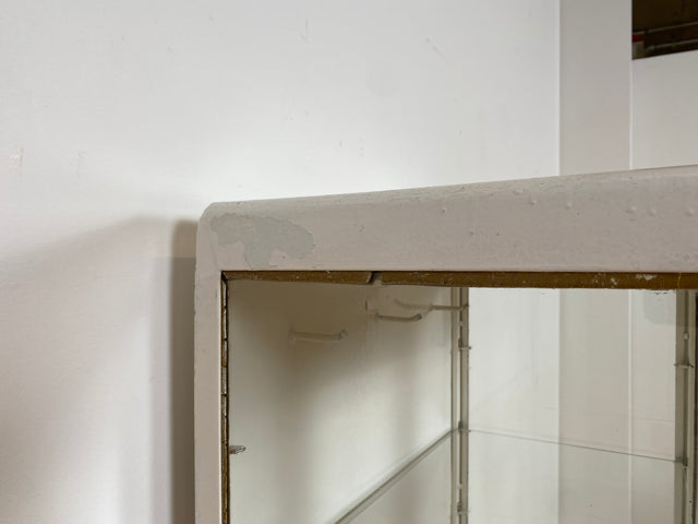 WMK # Formschöner weißer 1930er Jahre Medizinschrank aus Metall mit Glastüren und Glasböden # Arztschrank Apothekerschrank Glasvitrine antike Arztvitrine Vitrine Display Industrial Design Bauhaus 40er