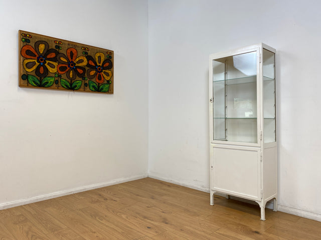 WMK # Formschöner weißer 1930er Jahre Medizinschrank aus Metall mit Glastüren und Glasböden # Arztschrank Apothekerschrank Glasvitrine antike Arztvitrine Vitrine Display Industrial Design Bauhaus 40er