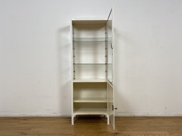 WMK # Formschöner weißer 1930er Jahre Medizinschrank aus Metall mit Glastüren und Glasböden # Arztschrank Apothekerschrank Glasvitrine antike Arztvitrine Vitrine Display Industrial Design Bauhaus 40er