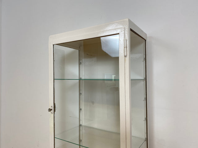 WMK # Formschöner weißer 1930er Jahre Medizinschrank aus Metall mit Glastüren und Glasböden # Arztschrank Apothekerschrank Glasvitrine antike Arztvitrine Vitrine Display Industrial Design Bauhaus 40er