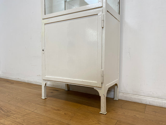 WMK # Formschöner weißer 1930er Jahre Medizinschrank aus Metall mit Glastüren und Glasböden # Arztschrank Apothekerschrank Glasvitrine antike Arztvitrine Vitrine Display Industrial Design Bauhaus 40er