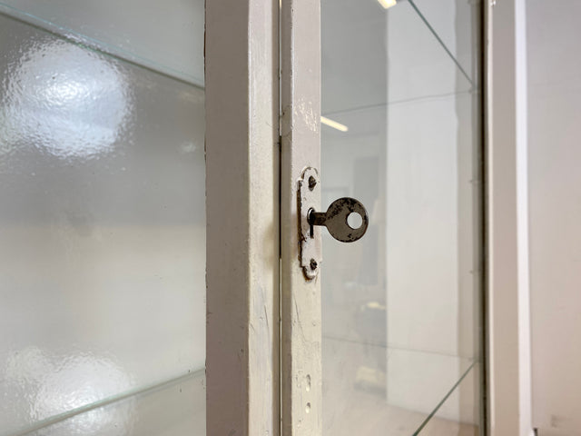 WMK # Formschöner weißer 1930er Jahre Medizinschrank aus Metall mit Glastüren und Glasböden # Arztschrank Apothekerschrank Glasvitrine antike Arztvitrine Vitrine Display Industrial Design Bauhaus 40er