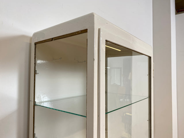 WMK # Formschöner weißer 1930er Jahre Medizinschrank aus Metall mit Glastüren und Glasböden # Arztschrank Apothekerschrank Glasvitrine antike Arztvitrine Vitrine Display Industrial Design Bauhaus 40er