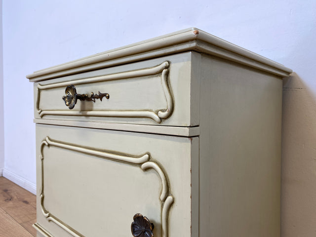 WMK I 1/2 Sehr schöner weißer 1950er Chippendale Nachttisch mit Schubladen & abnehm. Glasauflage I Nacht Schrank Kommode Tischchen Beistelltisch Shabby Chic Vintage Mid-Century Berlin Regensburg Halle