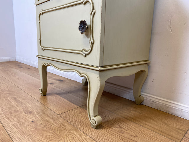 WMK I 1/2 Sehr schöner weißer 1950er Chippendale Nachttisch mit Schubladen & abnehm. Glasauflage I Nacht Schrank Kommode Tischchen Beistelltisch Shabby Chic Vintage Mid-Century Berlin Regensburg Halle