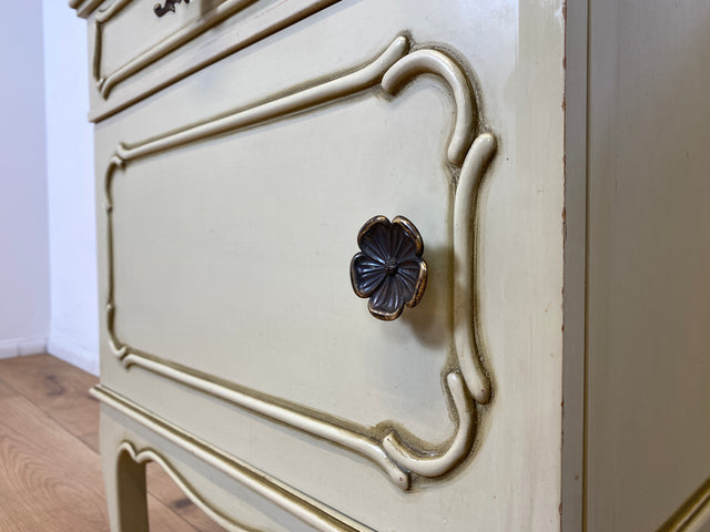 WMK I 1/2 Sehr schöner weißer 1950er Chippendale Nachttisch mit Schubladen & abnehm. Glasauflage I Nacht Schrank Kommode Tischchen Beistelltisch Shabby Chic Vintage Mid-Century Berlin Regensburg Halle