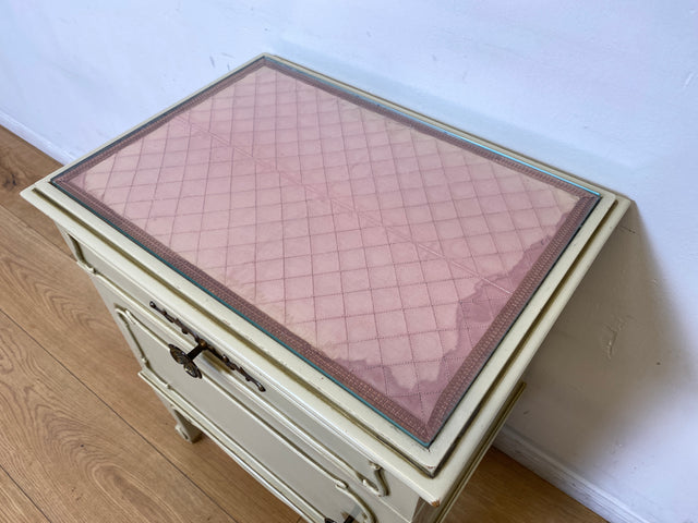 WMK I 1/2 Sehr schöner weißer 1950er Chippendale Nachttisch mit Schubladen & abnehm. Glasauflage I Nacht Schrank Kommode Tischchen Beistelltisch Shabby Chic Vintage Mid-Century Berlin Regensburg Halle