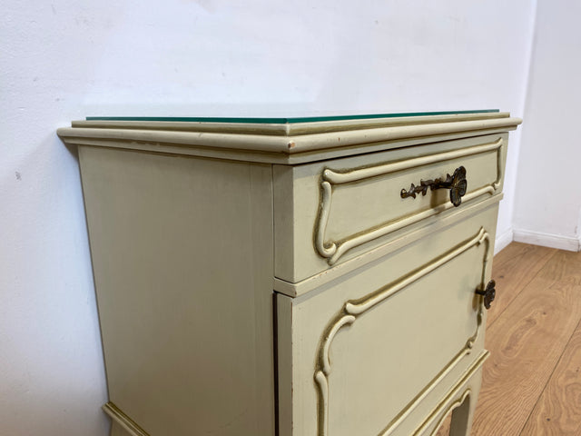 WMK I 1/2 Sehr schöner weißer 1950er Chippendale Nachttisch mit Schubladen & abnehm. Glasauflage I Nacht Schrank Kommode Tischchen Beistelltisch Shabby Chic Vintage Mid-Century Berlin Regensburg Halle