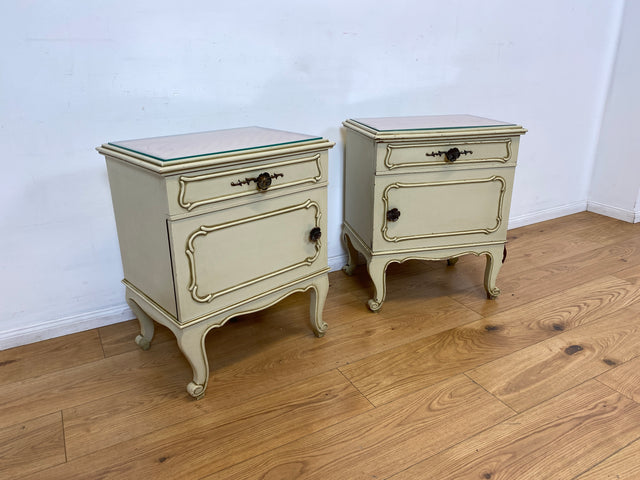 WMK I 1/2 Sehr schöner weißer 1950er Chippendale Nachttisch mit Schubladen & abnehm. Glasauflage I Nacht Schrank Kommode Tischchen Beistelltisch Shabby Chic Vintage Mid-Century Berlin Regensburg Halle