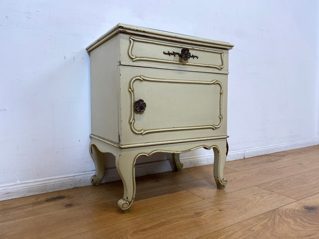 WMK I 1/2 Sehr schöner weißer 1950er Chippendale Nachttisch mit Schubladen & abnehm. Glasauflage I Nacht Schrank Kommode Tischchen Beistelltisch Shabby Chic Vintage Mid-Century Berlin Regensburg Halle