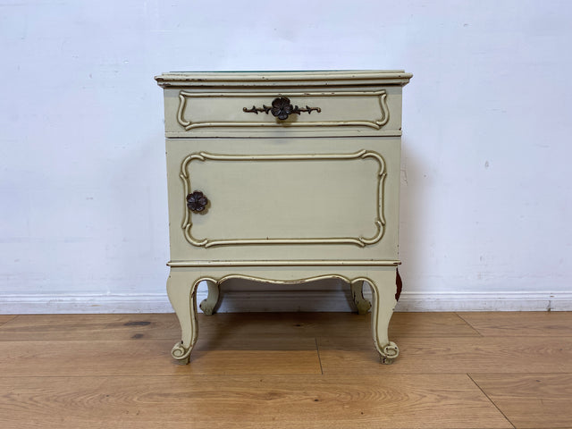 WMK I 1/2 Sehr schöner weißer 1950er Chippendale Nachttisch mit Schubladen & abnehm. Glasauflage I Nacht Schrank Kommode Tischchen Beistelltisch Shabby Chic Vintage Mid-Century Berlin Regensburg Halle