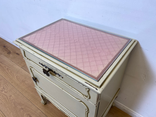 WMK I 1/2 Sehr schöner weißer 1950er Chippendale Nachttisch mit Schubladen & abnehm. Glasauflage I Nacht Schrank Kommode Tischchen Beistelltisch Shabby Chic Vintage Mid-Century Berlin Regensburg Halle