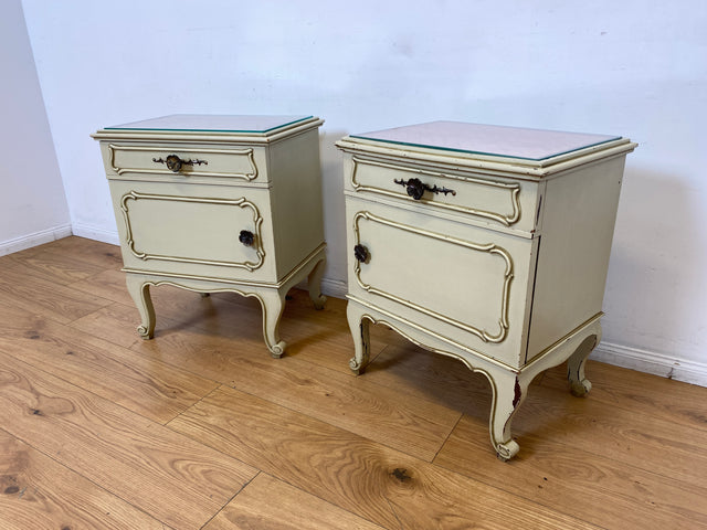 WMK I 1/2 Sehr schöner weißer 1950er Chippendale Nachttisch mit Schubladen & abnehm. Glasauflage I Nacht Schrank Kommode Tischchen Beistelltisch Shabby Chic Vintage Mid-Century Berlin Regensburg Halle