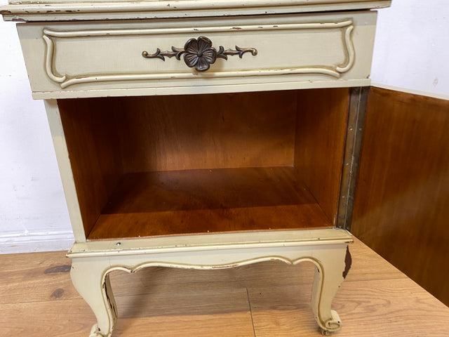 WMK I 1/2 Sehr schöner weißer 1950er Chippendale Nachttisch mit Schubladen & abnehm. Glasauflage I Nacht Schrank Kommode Tischchen Beistelltisch Shabby Chic Vintage Mid-Century Berlin Regensburg Halle