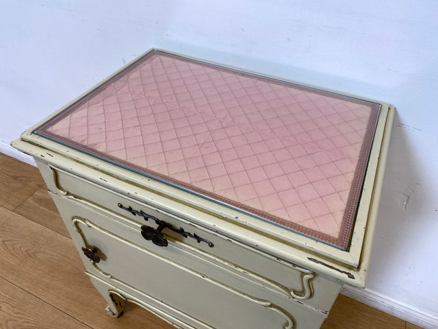 WMK I 1/2 Sehr schöner weißer 1950er Chippendale Nachttisch mit Schubladen & abnehm. Glasauflage I Nacht Schrank Kommode Tischchen Beistelltisch Shabby Chic Vintage Mid-Century Berlin Regensburg Halle