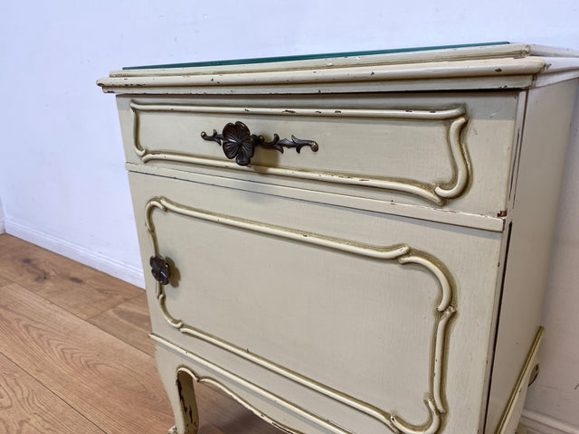 WMK I 1/2 Sehr schöner weißer 1950er Chippendale Nachttisch mit Schubladen & abnehm. Glasauflage I Nacht Schrank Kommode Tischchen Beistelltisch Shabby Chic Vintage Mid-Century Berlin Regensburg Halle