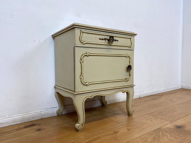 WMK I 1/2 Sehr schöner weißer 1950er Chippendale Nachttisch mit Schubladen & abnehm. Glasauflage I Nacht Schrank Kommode Tischchen Beistelltisch Shabby Chic Vintage Mid-Century Berlin Regensburg Halle