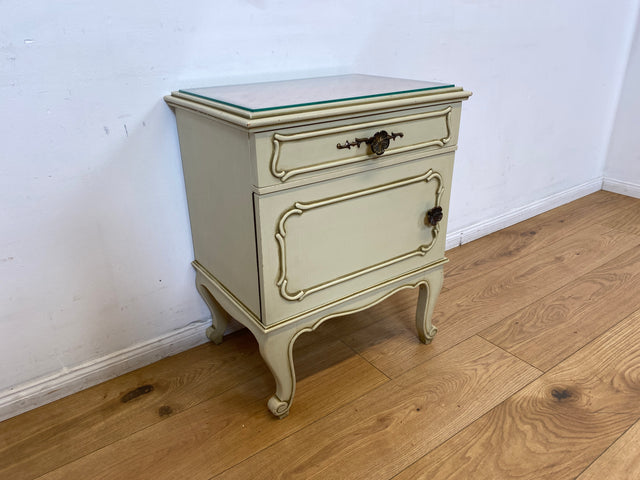 WMK I 1/2 Sehr schöner weißer 1950er Chippendale Nachttisch mit Schubladen & abnehm. Glasauflage I Nacht Schrank Kommode Tischchen Beistelltisch Shabby Chic Vintage Mid-Century Berlin Regensburg Halle