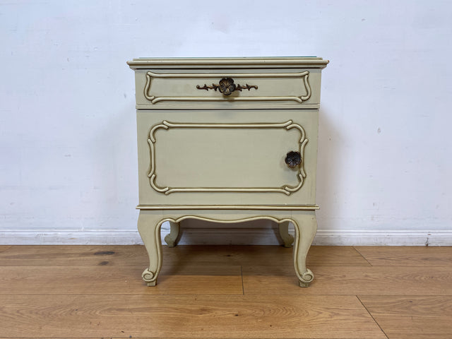 WMK I 1/2 Sehr schöner weißer 1950er Chippendale Nachttisch mit Schubladen & abnehm. Glasauflage I Nacht Schrank Kommode Tischchen Beistelltisch Shabby Chic Vintage Mid-Century Berlin Regensburg Halle