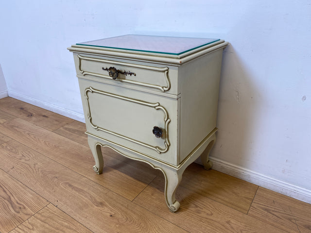 WMK I 1/2 Sehr schöner weißer 1950er Chippendale Nachttisch mit Schubladen & abnehm. Glasauflage I Nacht Schrank Kommode Tischchen Beistelltisch Shabby Chic Vintage Mid-Century Berlin Regensburg Halle