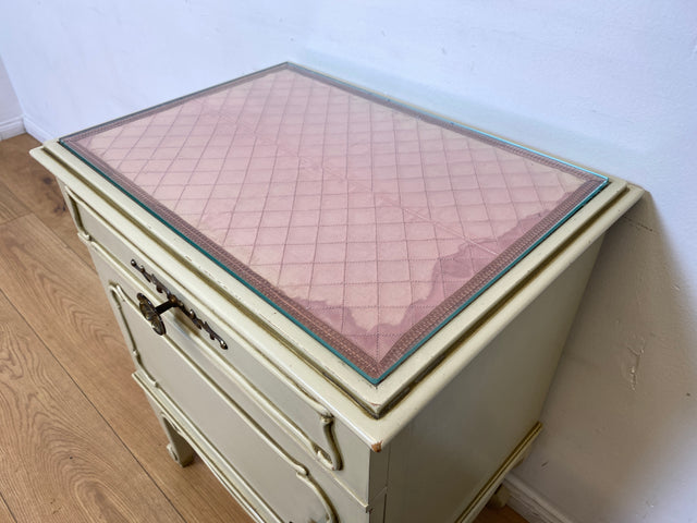 WMK I 1/2 Sehr schöner weißer 1950er Chippendale Nachttisch mit Schubladen & abnehm. Glasauflage I Nacht Schrank Kommode Tischchen Beistelltisch Shabby Chic Vintage Mid-Century Berlin Regensburg Halle