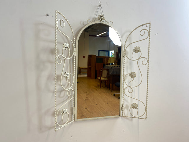 WMK I Romantischer weißer 1960er Schmiedeeisen Spiegel in antikem Stil mit Fensterläden und Rosen I Wandspiegel Metallspiegel Eisenspiegel Flurspiegel Mirror Shabby Chic Vintage Berlin Dresden Bayern