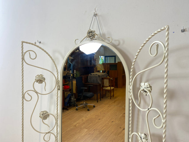 WMK I Romantischer weißer 1960er Schmiedeeisen Spiegel in antikem Stil mit Fensterläden und Rosen I Wandspiegel Metallspiegel Eisenspiegel Flurspiegel Mirror Shabby Chic Vintage Berlin Dresden Bayern