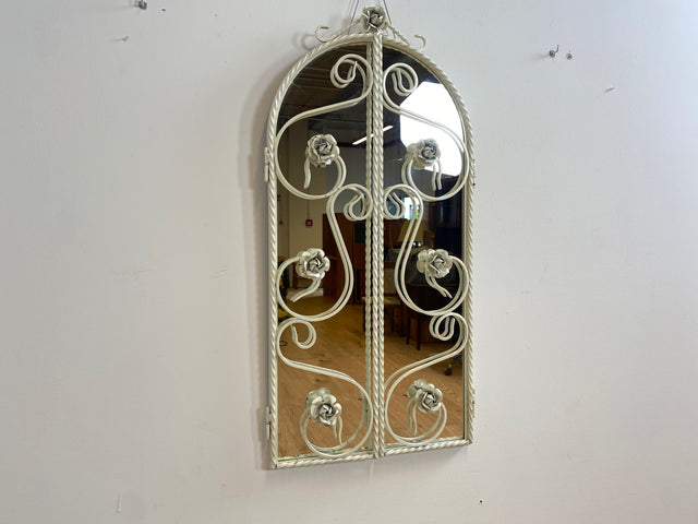 WMK I Romantischer weißer 1960er Schmiedeeisen Spiegel in antikem Stil mit Fensterläden und Rosen I Wandspiegel Metallspiegel Eisenspiegel Flurspiegel Mirror Shabby Chic Vintage Berlin Dresden Bayern