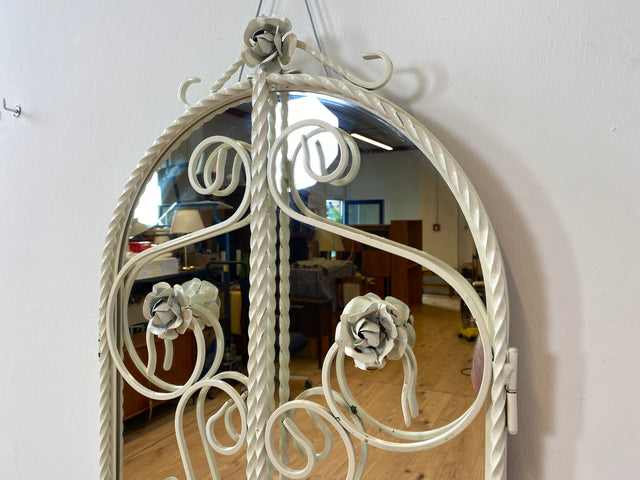 WMK I Romantischer weißer 1960er Schmiedeeisen Spiegel in antikem Stil mit Fensterläden und Rosen I Wandspiegel Metallspiegel Eisenspiegel Flurspiegel Mirror Shabby Chic Vintage Berlin Dresden Bayern