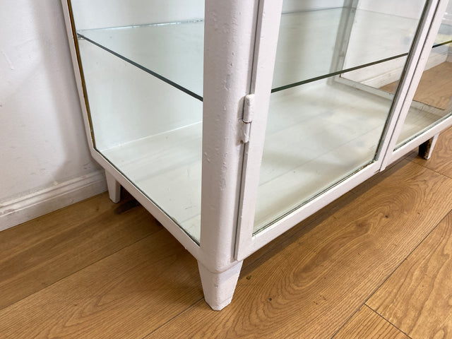 WMK # Sehr schöner weißer 1930er Jahre Medizinschrank aus Eisen mit Glastüren und Glasböden # Apothekerschrank Arztschrank antike Arztvitrine Glasvitrine Vitrine Industrial Design Display Bauhaus 40er