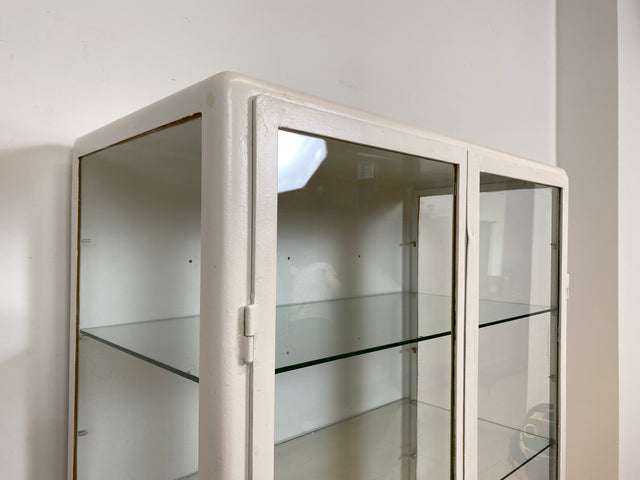WMK # Sehr schöner weißer 1930er Jahre Medizinschrank aus Eisen mit Glastüren und Glasböden # Apothekerschrank Arztschrank antike Arztvitrine Glasvitrine Vitrine Industrial Design Display Bauhaus 40er