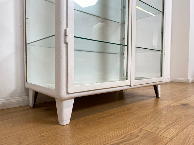 WMK # Sehr schöner weißer 1930er Jahre Medizinschrank aus Eisen mit Glastüren und Glasböden # Apothekerschrank Arztschrank antike Arztvitrine Glasvitrine Vitrine Industrial Design Display Bauhaus 40er