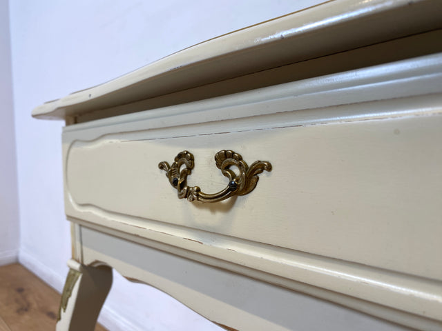 WMK I Charmanter weißer Chippendale Nachttisch mit Schublade und edlem Messinggriff I Nachtkommode Nachtschrank Nachtschränkchen Kommode Beistelltisch Vintage Barock Rokoko Berlin Jena Bamberg