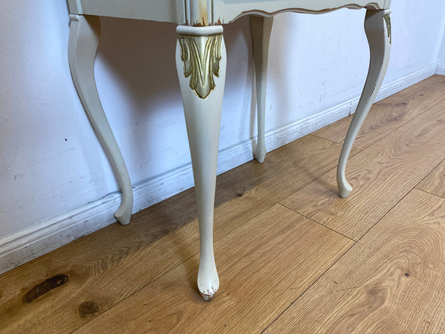 WMK I Charmanter weißer Chippendale Nachttisch mit Schublade und edlem Messinggriff I Nachtkommode Nachtschrank Nachtschränkchen Kommode Beistelltisch Vintage Barock Rokoko Berlin Jena Bamberg