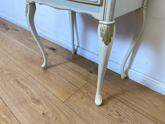 WMK I Charmanter weißer Chippendale Nachttisch mit Schublade und edlem Messinggriff I Nachtkommode Nachtschrank Nachtschränkchen Kommode Beistelltisch Vintage Barock Rokoko Berlin Jena Bamberg