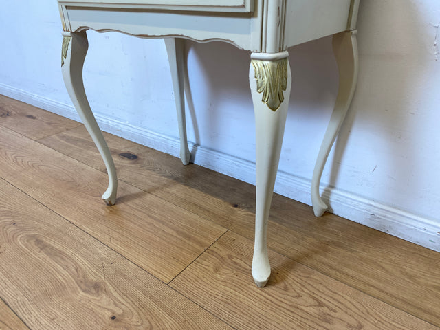 WMK I Charmanter weißer Chippendale Nachttisch mit Schublade und edlem Messinggriff I Nachtkommode Nachtschrank Nachtschränkchen Kommode Beistelltisch Vintage Barock Rokoko Berlin Jena Bamberg