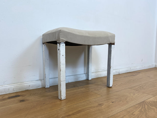 WMK l Hübscher jedoch etwas abgerockter weißer Mid-Century Hocker mit späterem grauem Sitzbezug l Sitzhocker Fußhocker Schemel Taburett Pouf Sitz Bank Stuhl Shabby Chick Vintage l Versand möglich
