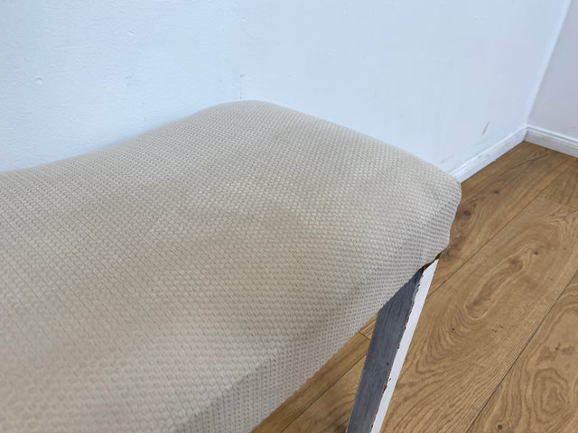 WMK l Hübscher jedoch etwas abgerockter weißer Mid-Century Hocker mit späterem grauem Sitzbezug l Sitzhocker Fußhocker Schemel Taburett Pouf Sitz Bank Stuhl Shabby Chick Vintage l Versand möglich