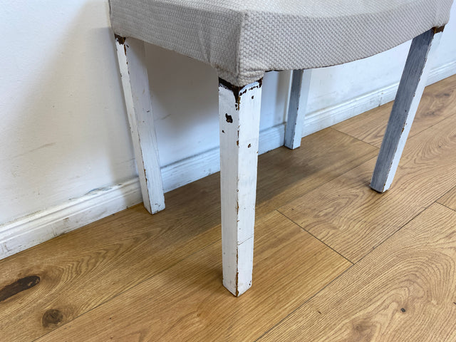 WMK l Hübscher jedoch etwas abgerockter weißer Mid-Century Hocker mit späterem grauem Sitzbezug l Sitzhocker Fußhocker Schemel Taburett Pouf Sitz Bank Stuhl Shabby Chick Vintage l Versand möglich